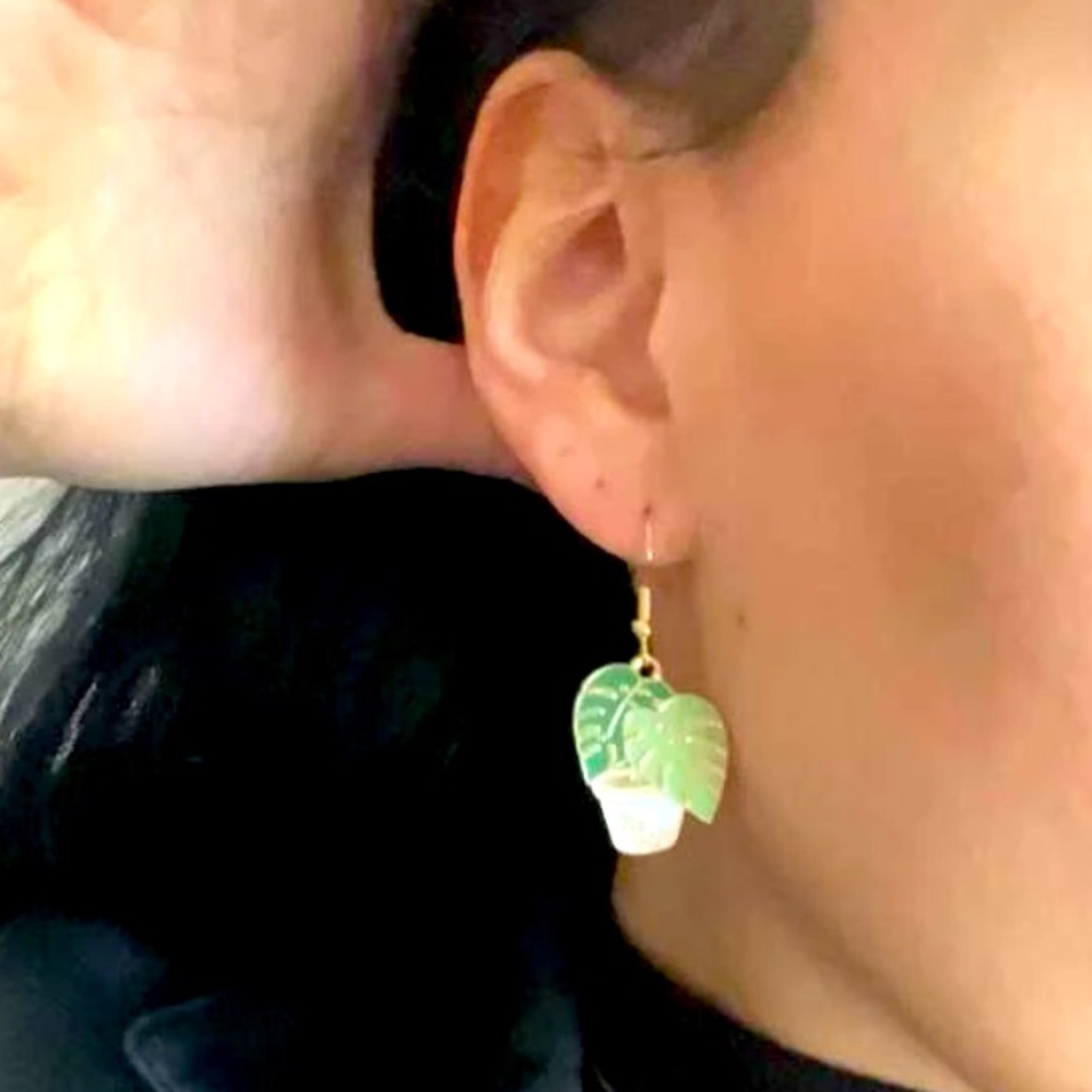 🌿 Plant Lady Beautiful Monstera Leaf Dangle Earrings Green & Gold🌿 - Picture 3 of 10